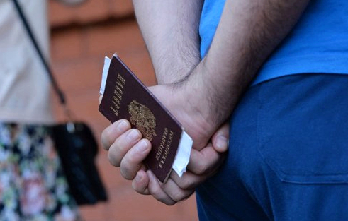 Паспорт гражданина России в руках